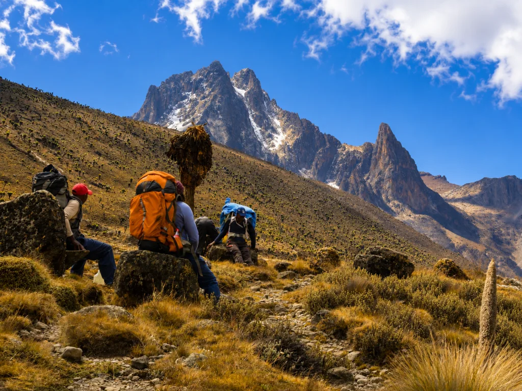 Marcheurs et randonneurs face aux sommets du Mont Kenya